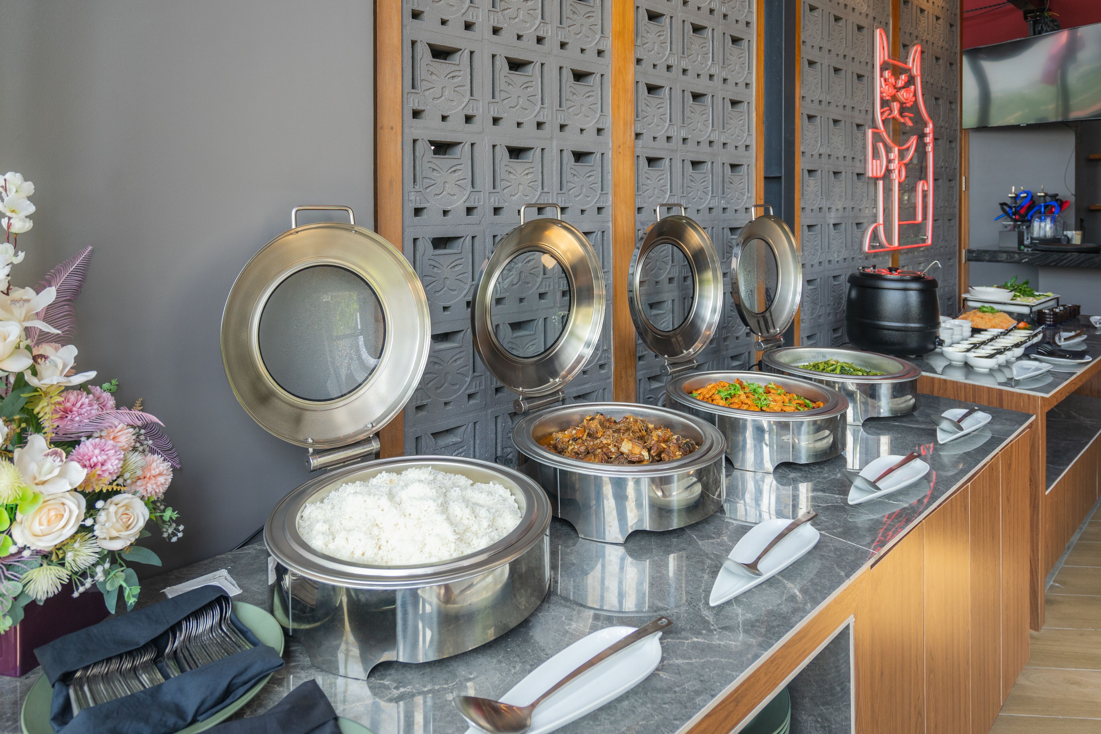 Ein reichhaltiges Buffet mit verschiedenen Behältern und Geschirr.