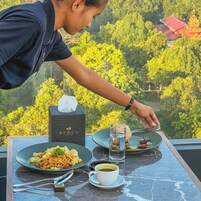 Desayuno con opciones de la cocina local incluido todos los días 