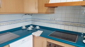 Réfrigérateur, micro-ondes, cafetière/bouilloire, grille-pain