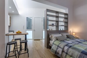 Tabla de planchar con plancha, internet y ropa de cama