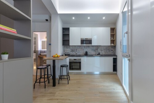 GuestHost - We are located on the ground floor of a building with an independent entrance.Open space studio of 37 square meters of space, comfortably accommodates 2 people.The apartment is located 5 minutes by car from the Renato dall'Ara stadium.Zaragoz