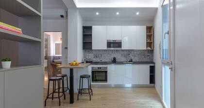 GuestHost - We are located on the ground floor of a building with an independent entrance.Open space studio of 37 square meters of space, comfortably accommodates 2 people.The apartment is located 5 minutes by car from the Renato dall'Ara stadium.Zaragoz