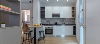 GuestHost - We are located on the ground floor of a building with an independent entrance.Open space studio of 37 square meters of space, comfortably accommodates 2 people.The apartment is located 5 minutes by car from the Renato dall'Ara stadium.Zaragoz