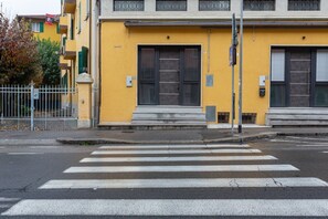 Exterior - GuestHost - We are located on the ground floor of a building with an independent entrance.Open space studio of 37 square meters of space, comfortably accommodates 2 people.The apartment is located 5 minutes by car from the Renato dall'Ara stadium.Zaragoz (Bologna)