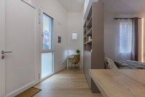 Tabla de planchar con plancha, internet y ropa de cama