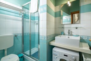 Shower, hair dryer, towels