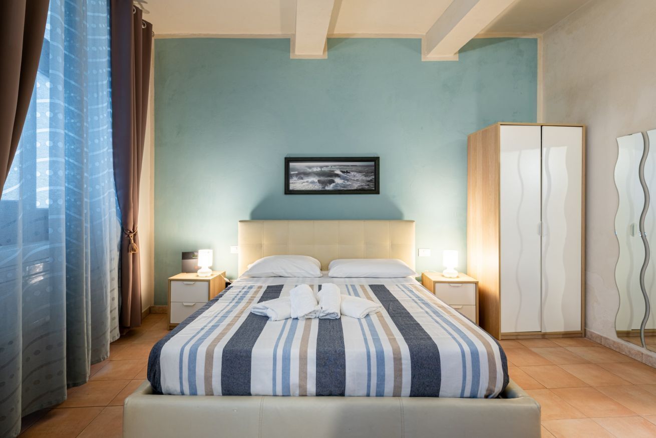 Skrivbord, strykjärn/strykbräda, internet och sängkläder