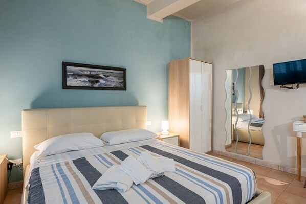 Desk, iron/ironing board, Internet, bed sheets