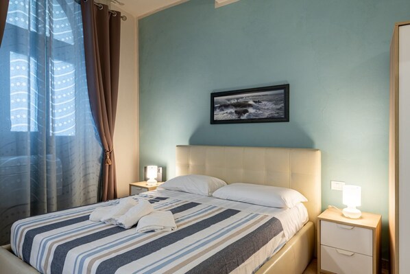 Desk, iron/ironing board, Internet, bed sheets