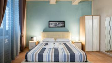 Desk, iron/ironing board, Internet, bed sheets