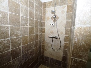 Shower, rainfall showerhead - Le Mas Sans Soucis (Fayence)