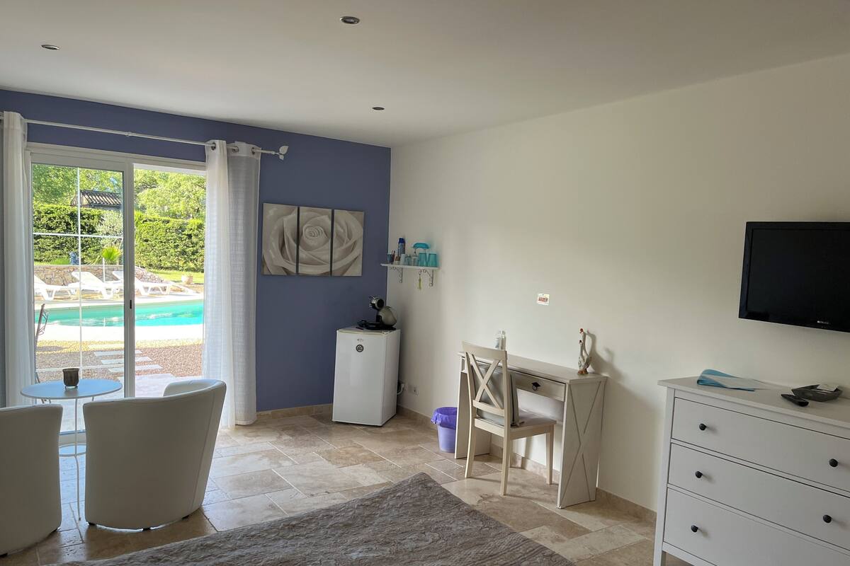 Double Room, 1 Queen Bed | 1 bedroom, desk, soundproofing, free WiFi