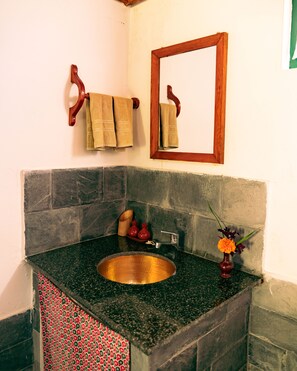 Deluxe-Zweibettzimmer | Badezimmer | Kostenlose Toilettenartikel, Hausschuhe, Handtücher, Seife