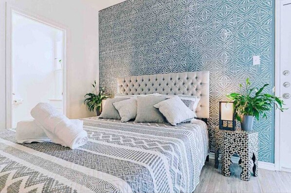 3 habitaciones, escritorio y tabla de planchar con plancha 