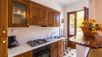 Fridge, oven, coffee/tea maker, cookware/dishes/utensils