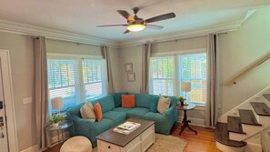 Smart-TV, Kamin, Bücher, Arbeitsbereiche