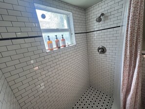 Een douche, een haardroger, handdoeken, zeep