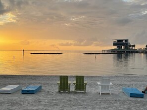 In Strandnähe, Liegestühle, Strandtücher