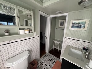 Ducha, secador de pelo, toallas, jabón