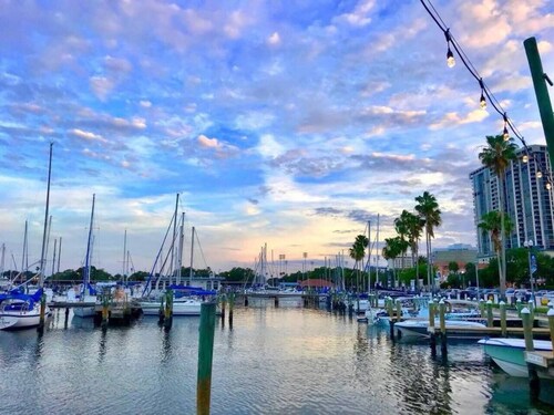 Stylish Retreat| Walk 2Dtwn+beach |Bikes+Patio