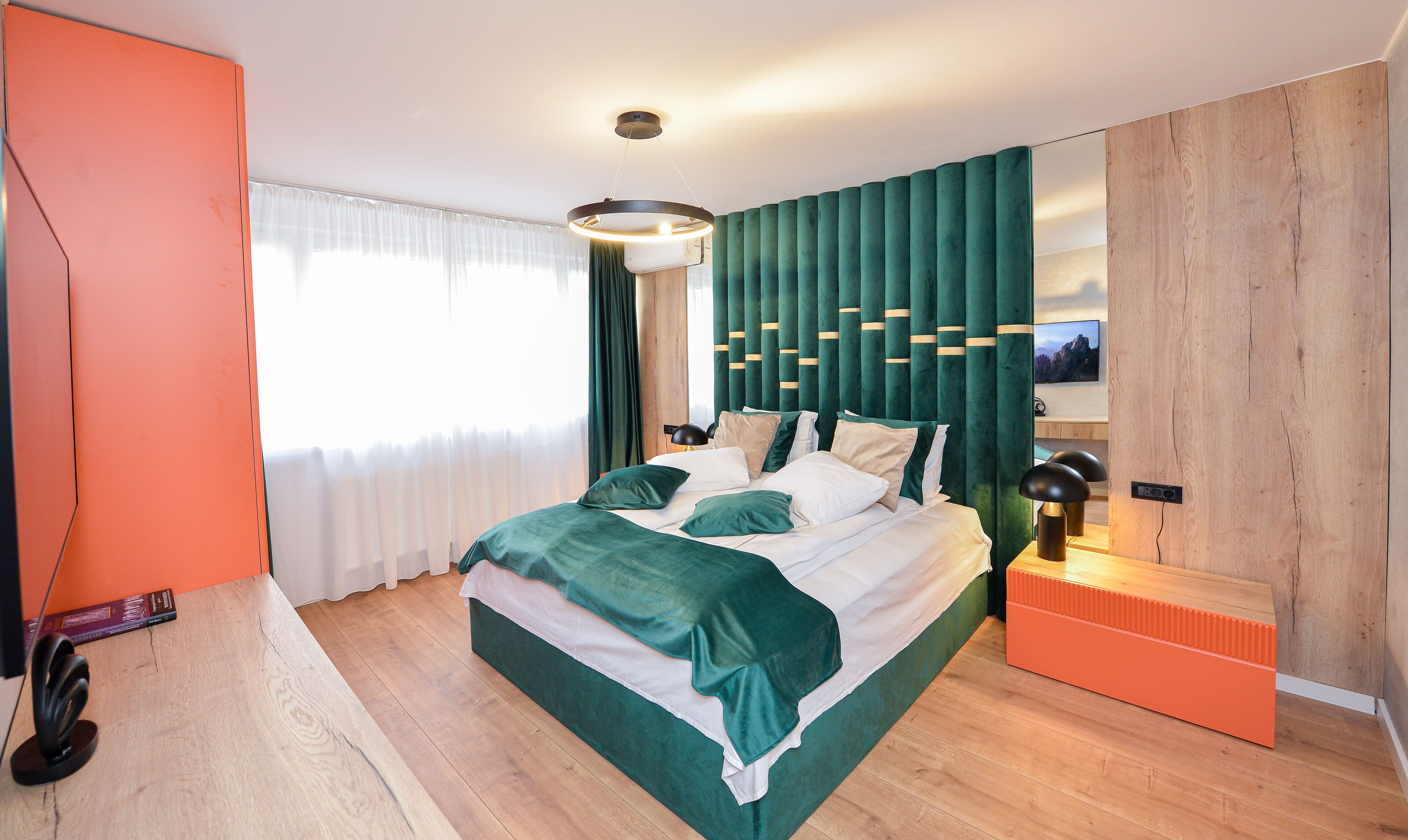 1 Schlafzimmer, Schreibtisch, schallisolierte Zimmer