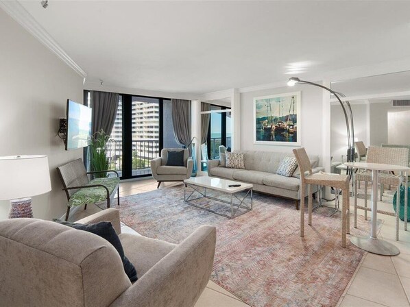 TV - Trendy Design in this Sassy Beachfront Condo (Marco Island)