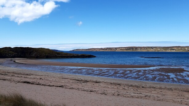 A coastal beach with a sandy shore, a clear blue sky, and distant hills. - 1 Bed Flat - Sleeps 4 - Garden - Parking - Wifi (Inverness)