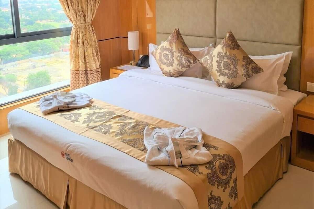 Executive Suite | 1 bedroom, premium bedding, memory foam beds, minibar
