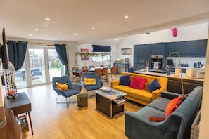 Smart TV, video games - Lamarby Lodge-Quirky bungalow on coastal walk with distant sea views. (Herne Bay)