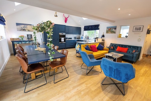 Lamarby Lodge-Quirky bungalow on coastal walk with distant sea views.