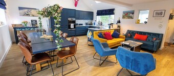 Lamarby Lodge-Quirky bungalow on coastal walk with distant sea views.