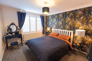 3 bedrooms, iron/ironing board, travel cot, free WiFi - Lamarby Lodge-Quirky bungalow on coastal walk with distant sea views. (Herne Bay)