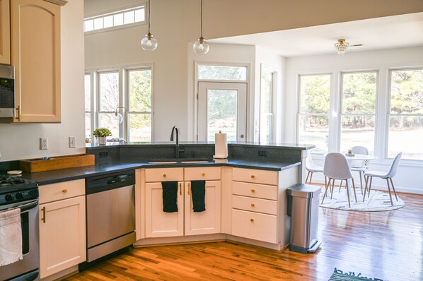 Réfrigérateur, micro-ondes, four, plaque de cuisson