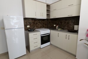 Kjøleskap, ovn, brødrister og kjøkkenutstyr