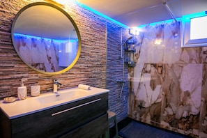 Dusche, Haartrockner, Handtücher, Seife