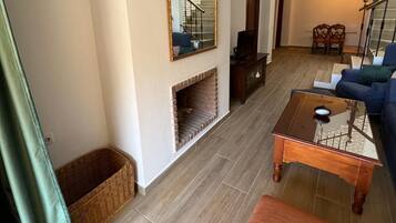 Una televisión, una chimenea