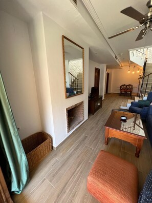 Una televisión, una chimenea