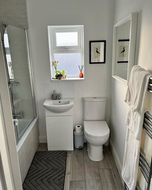 Maison | Salle de bain | Ensemble douche/baignoire, baignoire relaxante profonde, sèche-cheveux