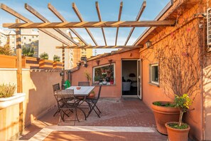 Outdoor dining - Trastevere Romantic Terraced Apartment (Roma)