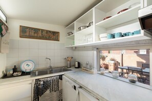 Réfrigérateur, micro-ondes, four, plaque de cuisson
