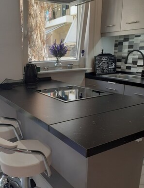 Jääkaappi, uuni, kahvin-/teenkeitin, leivänpaahdin