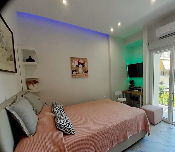 Työpöytä, silitysrauta/-lauta, Wi-Fi, vuodevaatteet