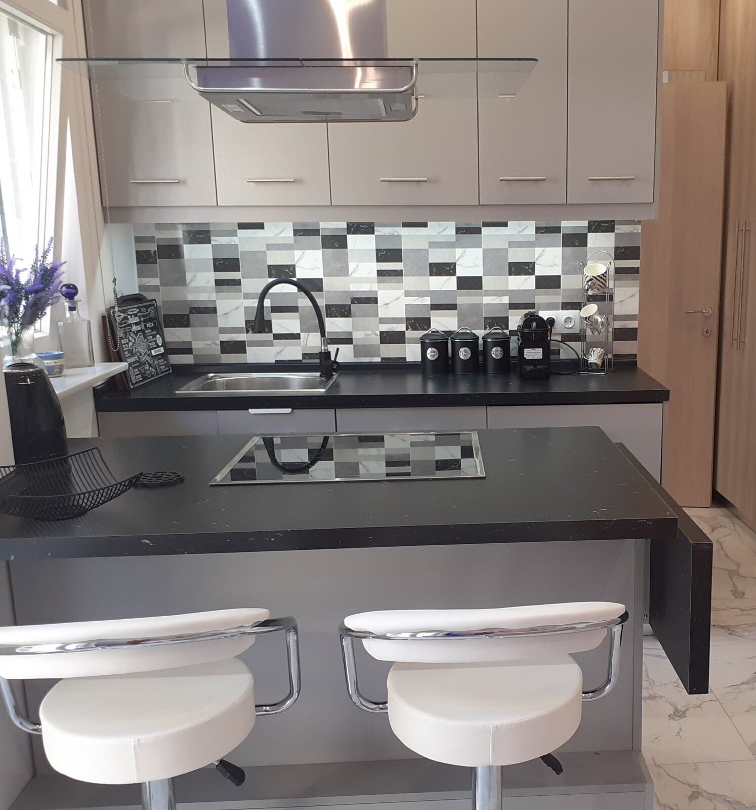 Kylskåp, ugn, kaffe- och tebryggare och brödrost