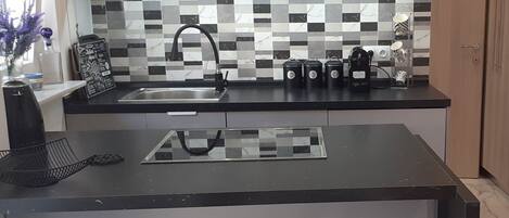 Réfrigérateur, four, cafetière/bouilloire, grille-pain