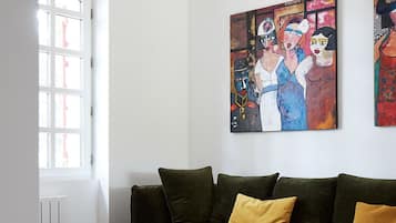 Fernseher, Tischtennisplatte, BĂŒcher, Drucker