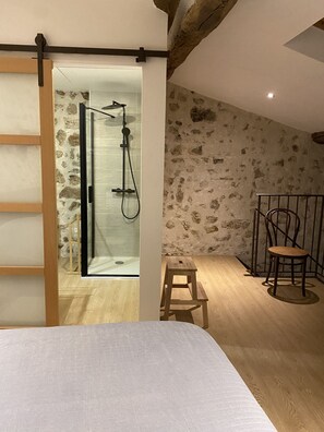 1 chambre, fer et planche à repasser, Wi-Fi gratuit, draps fournis