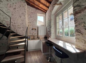 Fridge, microwave, stovetop, coffee/tea maker - Loft en Plein Coeur du Village (Saint-Paul-de-Vence)