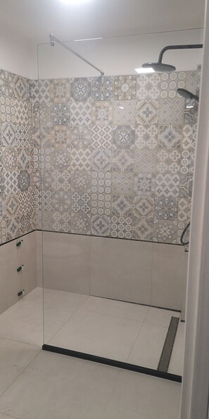 Shower, hair dryer, bidet, towels - Villa on the Beach of Cala Pira (localita Cala Pira)
