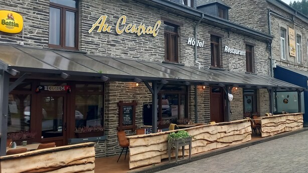 Een stenen gebouw met een bord waarop staat 'An Cestol Hotel Restaurant'.