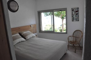 4 bedrooms, in-room safe, desk, iron/ironing board